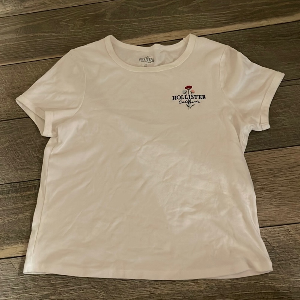 White holister shirt with a flower